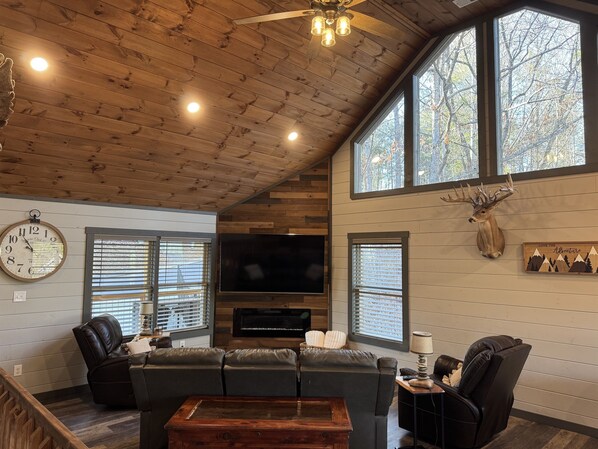 Smart TV, fireplace, table football, books - Kestrels Keep- Pigeon Forge, TN! (Pigeon Forge)