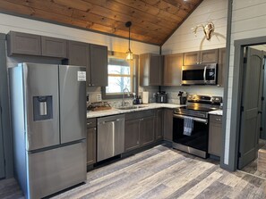 Fridge, microwave, oven, stovetop - Kestrels Keep- Pigeon Forge, TN! (Pigeon Forge)