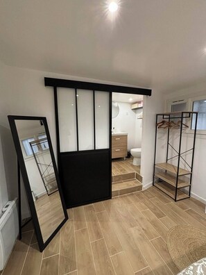 Shower, towels, soap, shampoo - Apartment COSY historic center AVIGNON (Avignon)