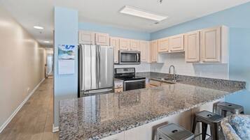 Refrigerador, microondas, horno y parrilla de estufa