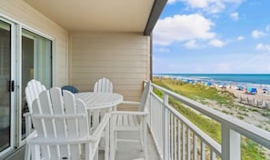 Outdoor dining - Oceanfront Condo in Ocean Isle Beach That Sleeps 6 (Ocean Isle Beach)