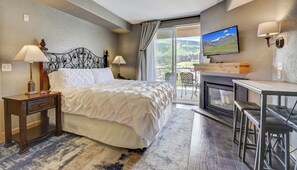 1 bedroom, WiFi - 421A Luxury King Suite, w/ private deck & jetted tub + heated pool & hot tub gym (Park City)