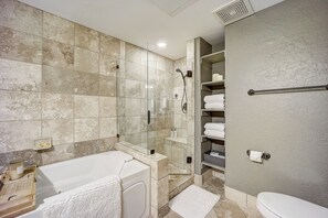 Haartrockner, Handtücher, Seife, Toilettenpapier