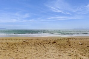 On the beach - Comfortable condo with private shaded lanai, pool, tennis, steps to the beach (Lihue)