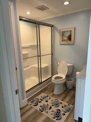 Ducha, secador de pelo, toallas y jabón