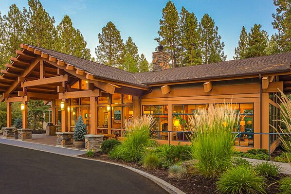 Exterior - Charming condo with serene views, access to resort amenities, WiFi, and patio (Bend)