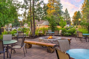 Outdoor dining - Charming condo with serene views, access to resort amenities, WiFi, and patio (Bend)