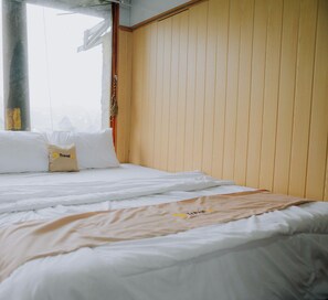 Family Cabin | Desk, soundproofing, free WiFi, bed sheets - Zaada Villa Dieng by Travelink (Kejajar)