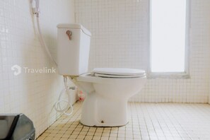 Shower, slippers, bidet, towels - Zaada Villa Dieng by Travelink (Kejajar)