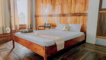 Escritorio, sistema de insonorización, wifi gratis y ropa de cama