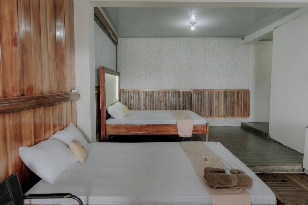 Quarto família | Escrivaninha, quartos à prova de som, Wi-Fi de cortesia, roupa de cama