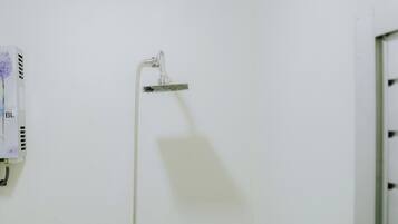 Ducha, pantuflas, bidet, toallas