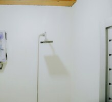 Ducha, pantuflas, bidet, toallas