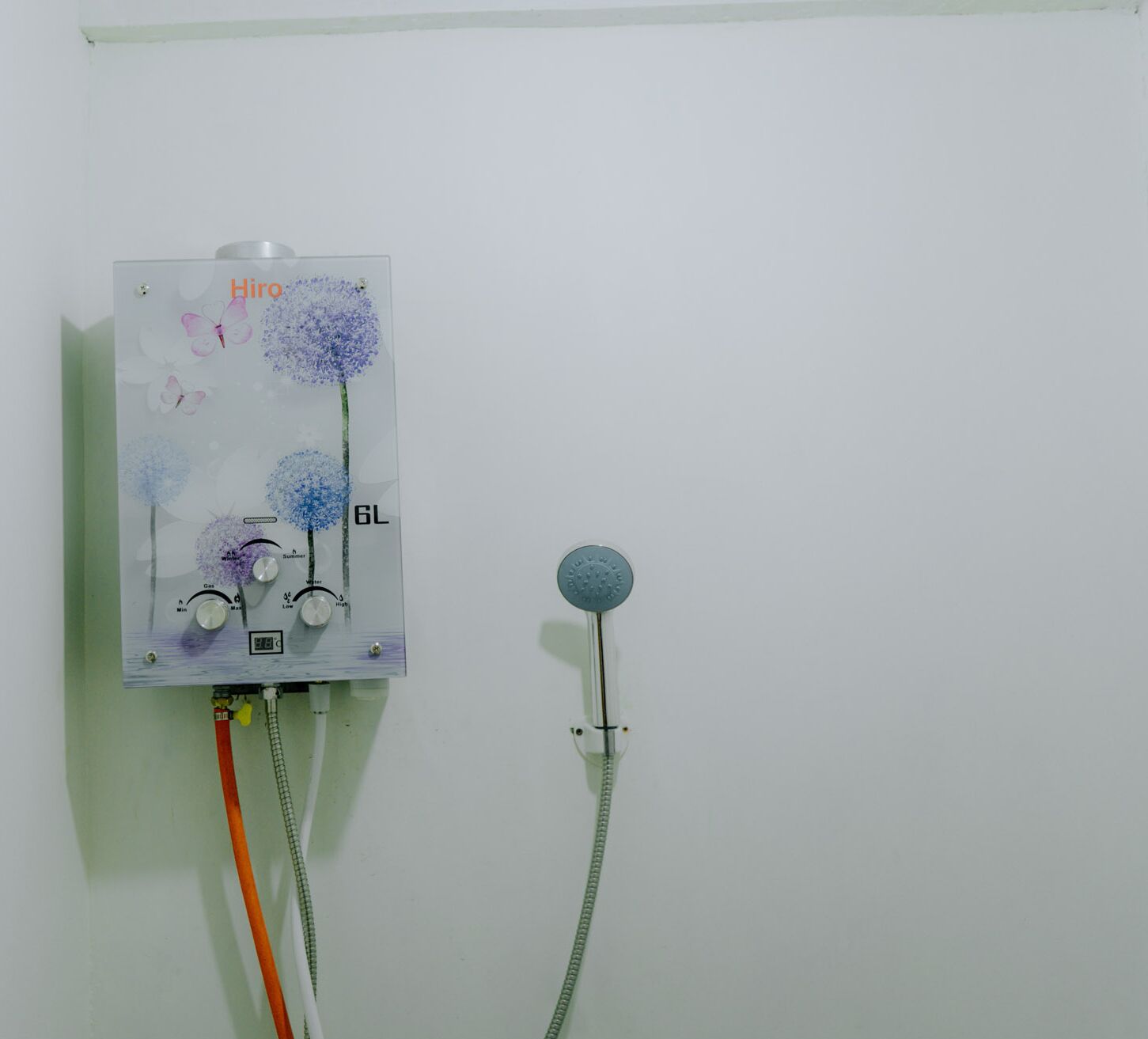 Un ensemble de douche mural doté d’un panneau de commande portant les inscriptions « Hiro » et « 6 L ».