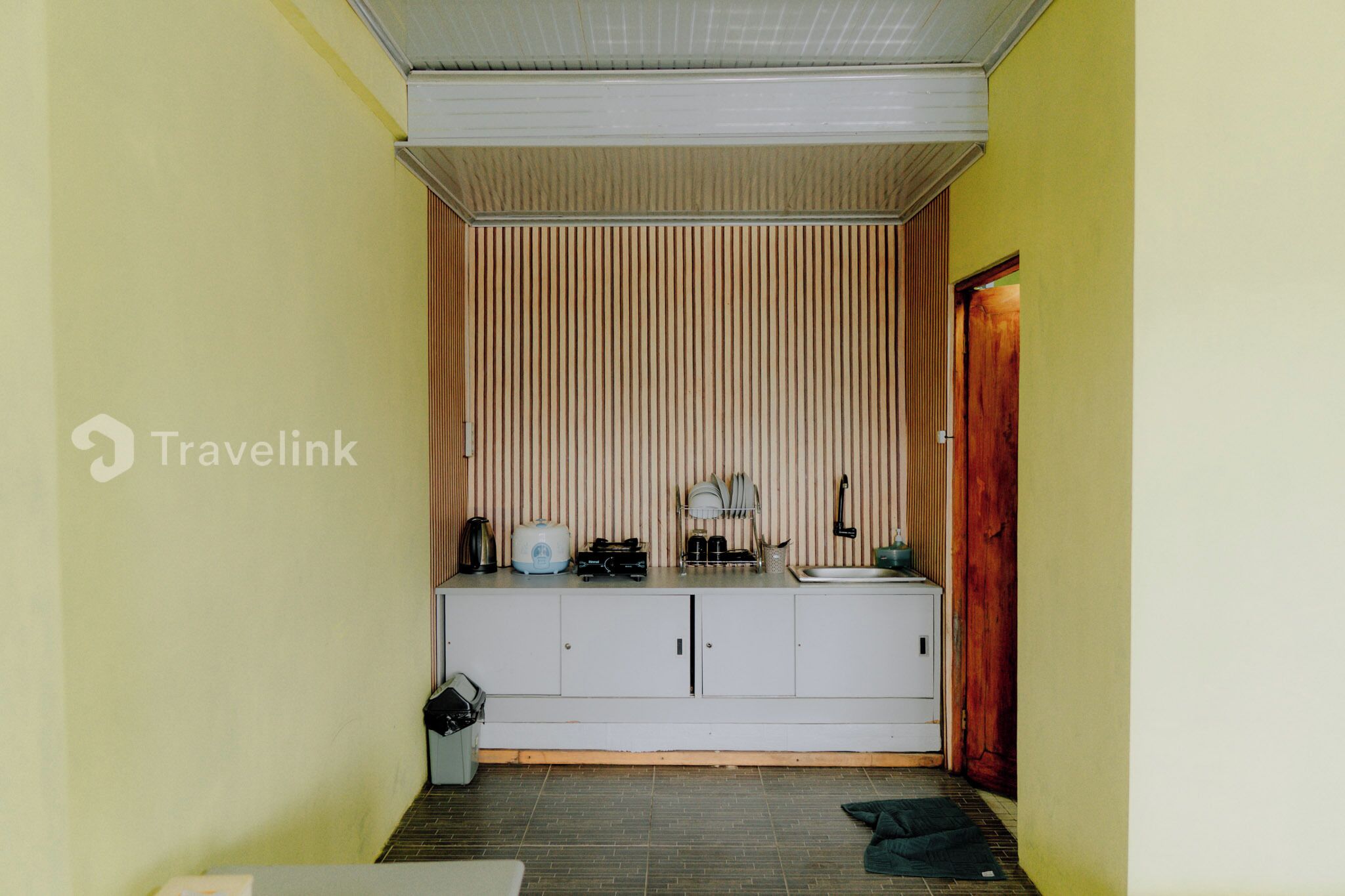Une petite salle de bain comprenant un lavabo, un miroir et des placards de rangement.