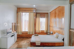 Standard-herbergi - 2 tvíbreið rúm | Skrifborð, ókeypis þráðlaus nettenging, rúmföt