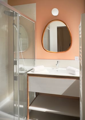 Douche, séchoir à cheveux, serviettes fournies, savon