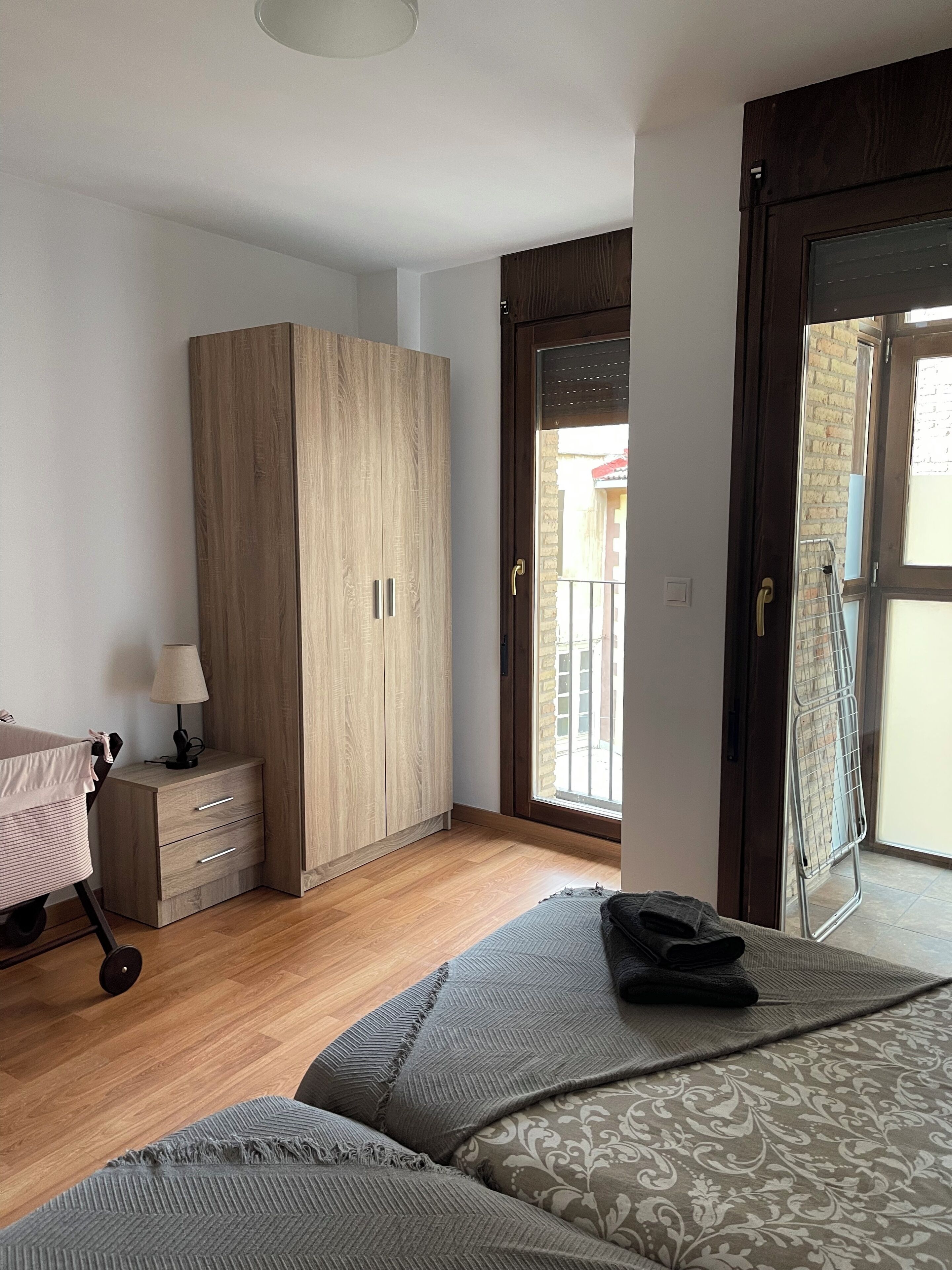 1 dormitorio, tabla de planchar con plancha, wifi y ropa de cama