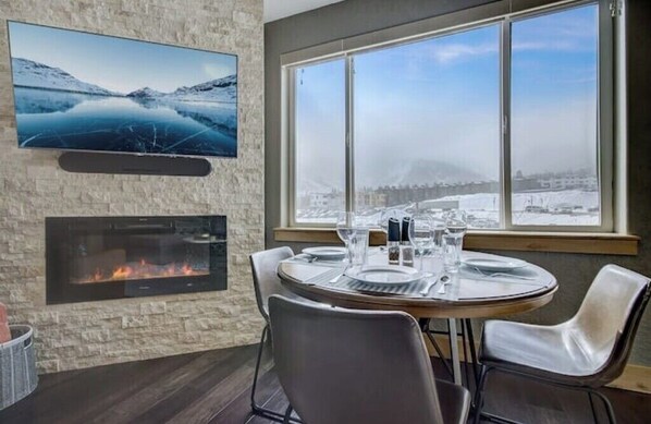 Dining - 421B Kitchen Suite w/full kitchen, laundry, full bath, gym, pool + hot tub (Park City)