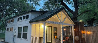 Charming White 1-bedroom  cottage with loft  Dog friendly w room service!!