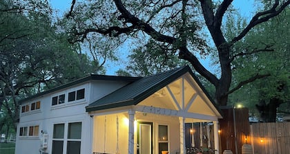 Charming White 1-bedroom cottage with loft Dog friendly w room service!!