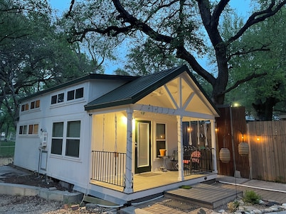 Charming White 1-bedroom  cottage with loft  Dog friendly w room service!!