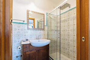Dusche, Haartrockner, Bidet, Handtücher