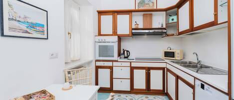 冷蔵庫、電子レンジ、オーブン、コンロ