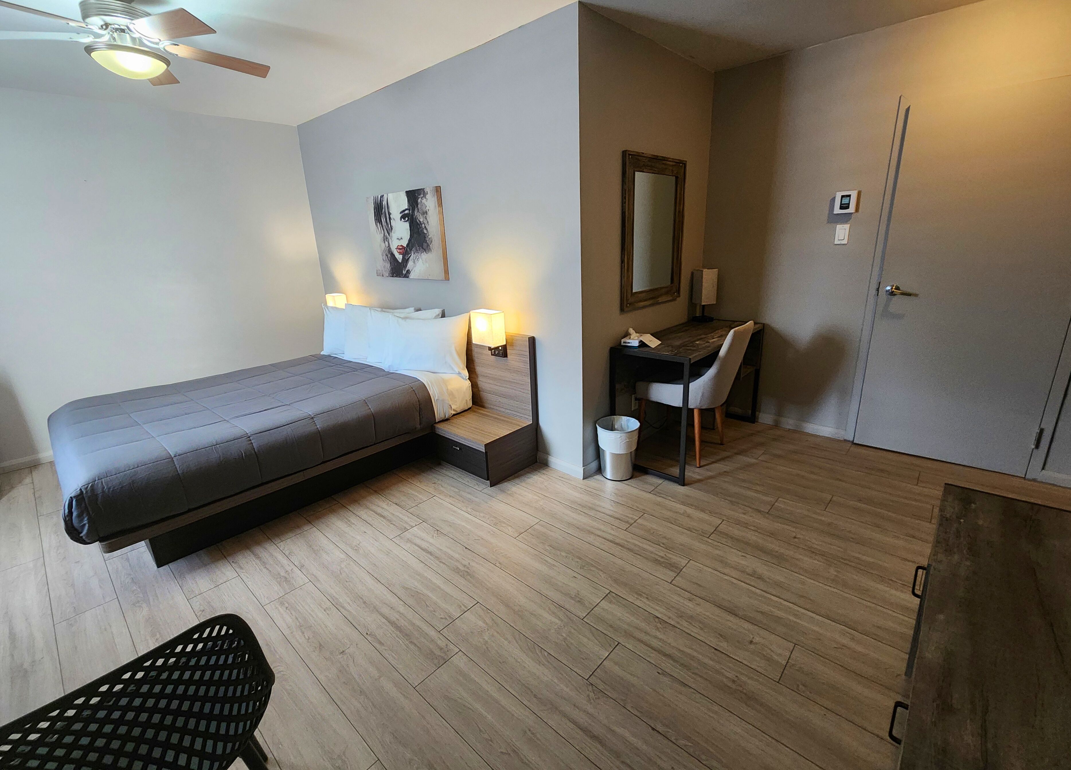 经典客房, 1 张特大床 | 笔记本电脑工作区、免费 WiFi、床单