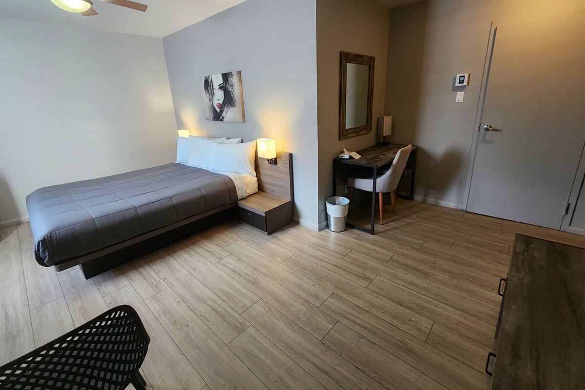 Espace de travail pour ordinateur portable, Wi-Fi gratuit, draps fournis