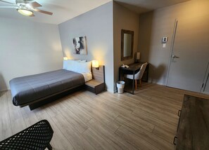 Classic-Zimmer, 1 King-Bett | Laptopgeeigneter Arbeitsplatz, kostenloses WLAN, Bettwäsche