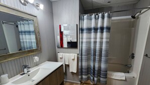 Classic Room, 1 King Bed | Bathroom | Soap, shampoo, toilet paper - Motel Le Victo (Victoriaville)