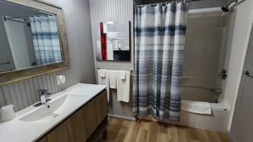 Classic Room, 1 King Bed | Bathroom | Towels, soap, shampoo, toilet paper