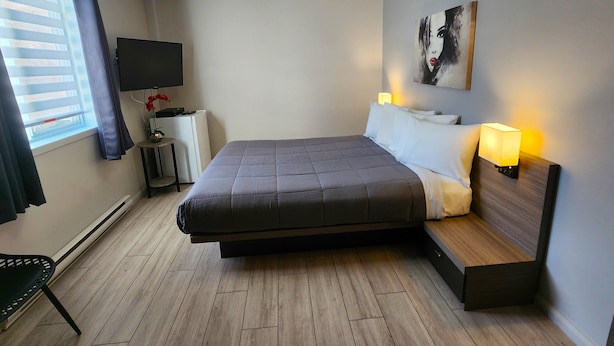 Classic Room, 1 King Bed | Laptop workspace, WiFi (free), bed sheets - Motel Le Victo (Victoriaville)
