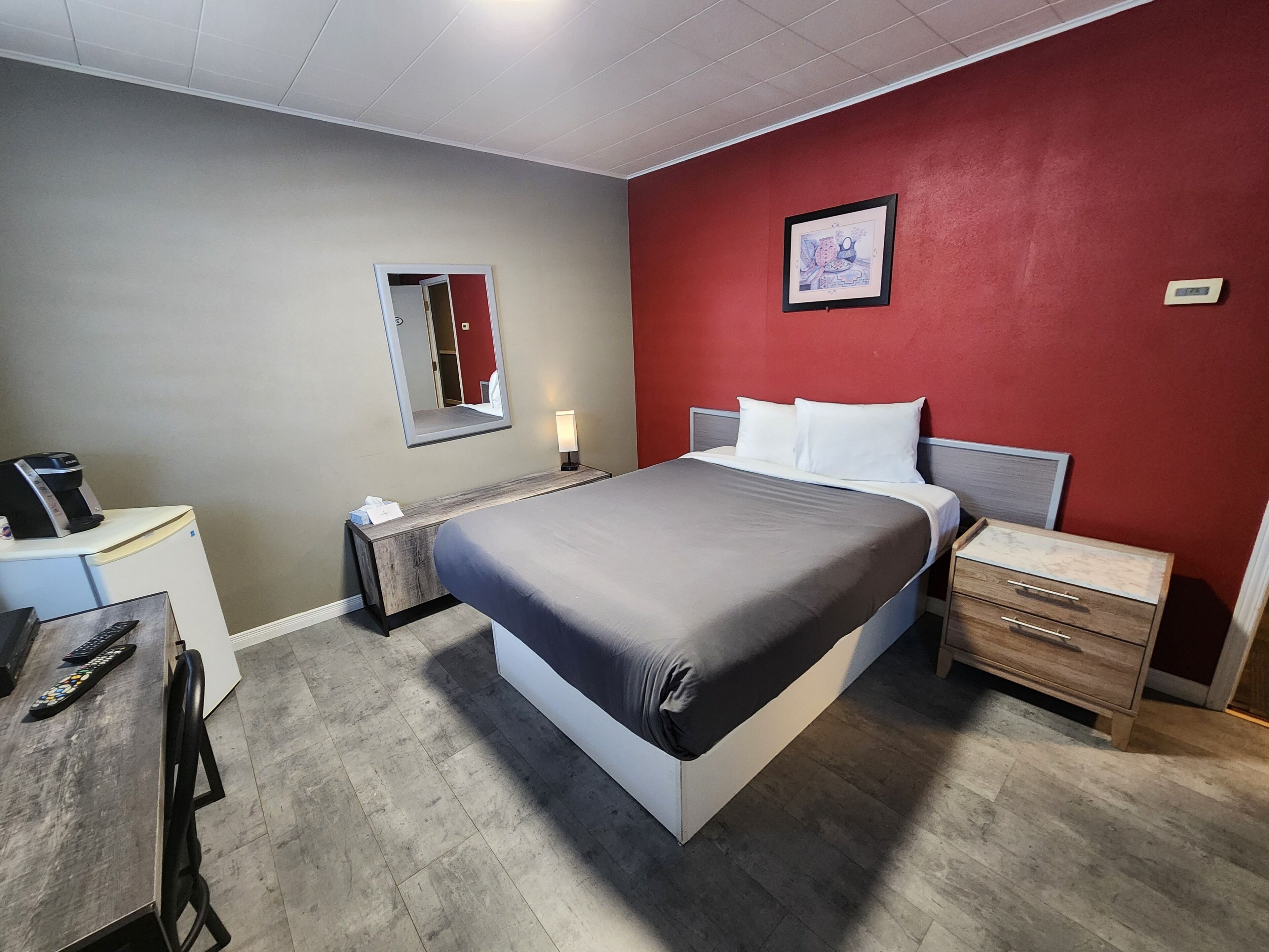 笔记本电脑工作区、免费 WiFi、床单