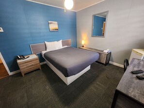 Classic Room, 1 Double Bed | Laptop workspace, free WiFi, bed sheets - Motel Le Victo (Victoriaville)