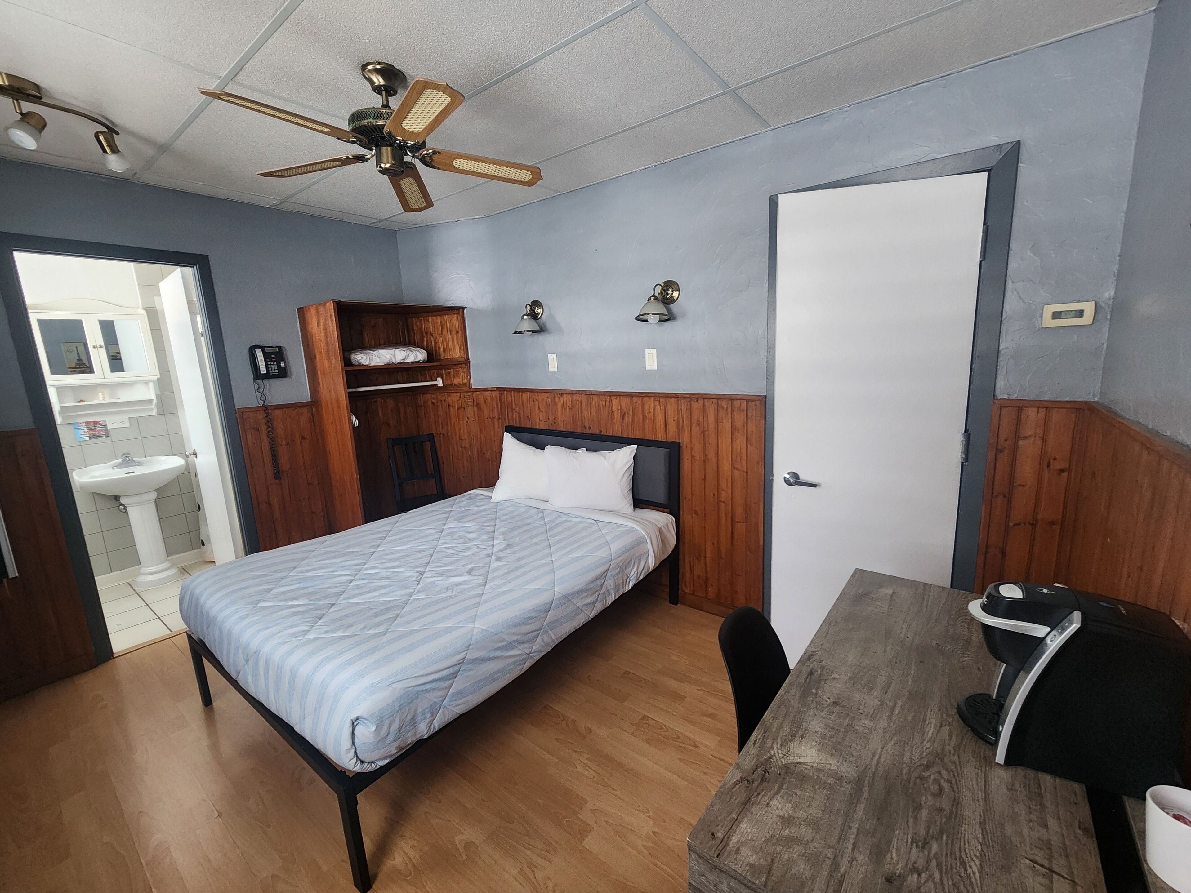 笔记本电脑工作区、免费 WiFi、床单