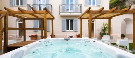 Outdoor spa tub