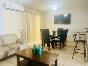 Smart TV - 3-bedroom condo in phenomenal Ciudad Apodaca with AC, WiFi, 20 min from the air (Ciudad Apodaca)