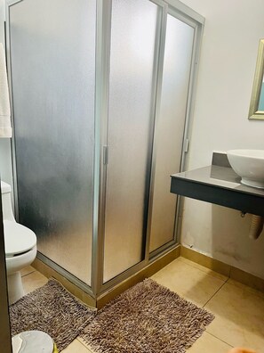 Douche, serviettes fournies, papier toilette