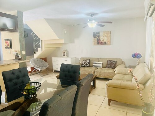 3-bedroom condo in phenomenal Ciudad Apodaca with AC, WiFi, 20 min from the air