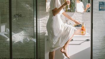 Chambre Double Deluxe, vue jardin | Salle de bain | Peignoirs, chaussons