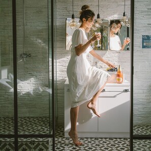 Deluxe-Doppelzimmer, Gartenblick | Badezimmer | Bademäntel, Hausschuhe
