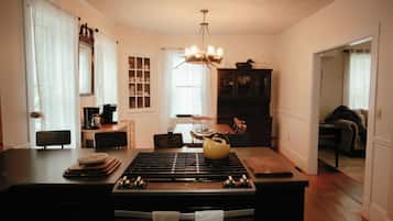 Microondas, horno, placa de cocina y lavavajillas