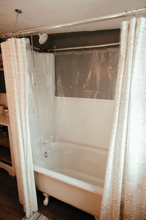 Hair dryer, towels, soap, toilet paper - Charming 4-bedroom house in enchanting Millinocket with AC, WiFi (Millinocket)
