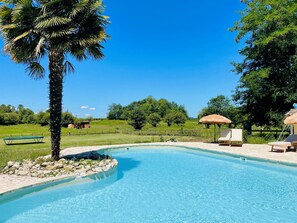 Outdoor pool, a heated pool - Cozy vacation home with shared pool amidst the vineyards (Teuillac)