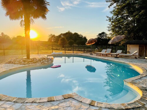 Cozy cottage with large pool amidst the vineyards