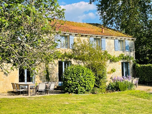 Cozy vacation home with shared pool amidst the vineyards