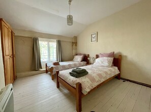 4 bedrooms, iron/ironing board, travel cot, free WiFi - Cozy vacation home with shared pool amidst the vineyards (Teuillac)