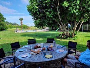 Outdoor dining - Cozy vacation home with shared pool amidst the vineyards (Teuillac)